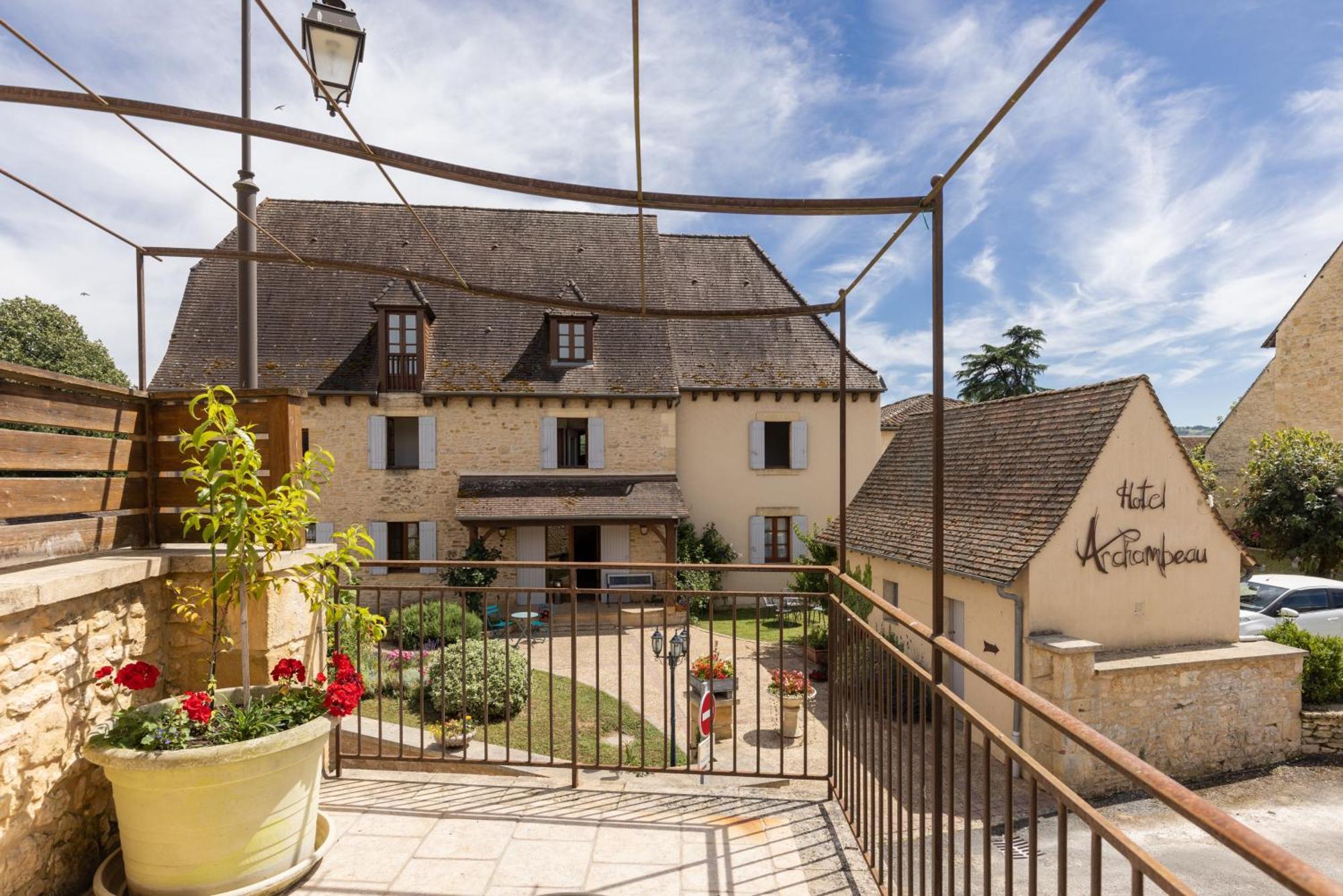 Logis Hotel Archambeau Thonac Zewnętrze zdjęcie
