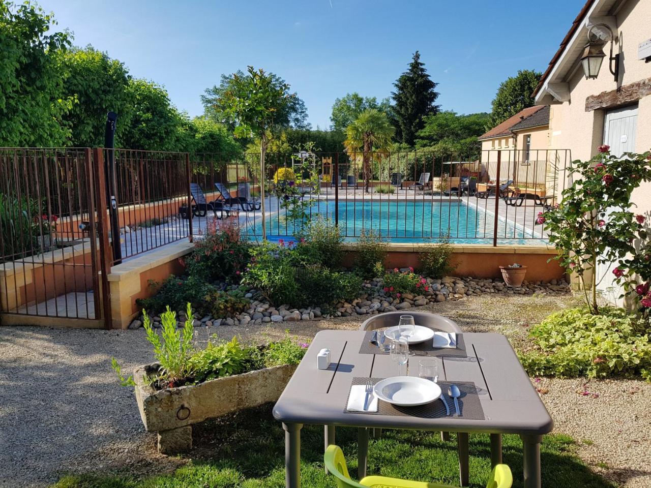 Logis Hotel Archambeau Thonac Zewnętrze zdjęcie